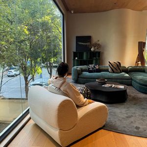 Canapé en arc de designer français Grand meuble rétro de salon de relaxation d'angle en tissu vert forêt - Product Image 6