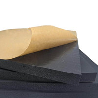 Rouleau de mousse de caoutchouc élastomère auto-adhésif flexible pour l'isolation thermique des systèmes HVAC
