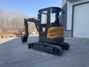 Een Compacte Graafmachine Van 2.7 Ton, Uitgerust Met Een Bulldozerblad, Kan Snel Wegobstakels Vrijmaken. - Product Image 2