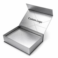 Kotak Hadiah Lipat Magnetik Perak Buatan Khusus dengan Cetakan di Tutup Bagian Dalam dan Pola Garis Tipis untuk Desain Kemasan Ritel.