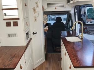 Autocaravana de Lujo Grande |   Remolque familiar para viajes con cocina y baño para viajes por carretera, RV/camper en venta con paneles solares - Product Image 5