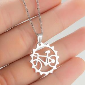 Collana con Ciondolo a Forma di Bicicletta in Acciaio Inox Placcato Oro, Accessorio Moda per Uso Quotidiano Femminile - Product Image 3