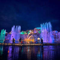 Fuente de Agua Programable para Jardín con Iluminación Láser RGB, Resistente al Agua IP68, Estilo Roca Personalizado, Proyectos de Paisajismo para Villas y Jardines