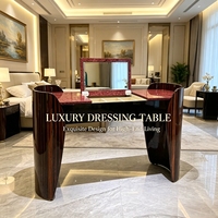 Coiffeuse de luxe pour chambre d'hôtel avec cadre en bois de noyer, plateau en marbre incrusté de nacre et miroir pliable