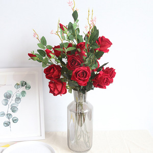 Bouquet de roses artificielles Liang Sheng en velours rouge, fleurs en soie décoratives pour la décoration intérieure - Product Image 1
