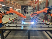 Station de soudage robotisée industrielle entièrement automatique avec moteur PLC, entraînement servo-électrique 6 axes, panneaux en acier, rail de déplacement et armoire de commande