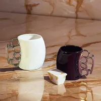 Taza de Cerámica con Forma de Puño, con Asa Metálica Dorada o Plateada