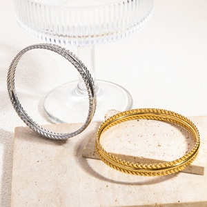 สร้อยข้อมือสแตนเลสสตีลกันน้ำชุบทอง18K ดูหรูหราย้อนยุคเรียบง่ายเครื่องประดับเทรนด์แฟชั่นสำหรับฤดูร้อน - Product Image 2