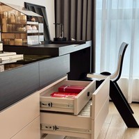 Ensemble de coiffeuse moderne minimaliste européenne en bois massif avec miroir éclairé rabattable, armoire de rangement pour la chambre à coucher, utilisation du maquillage, LED, appartement