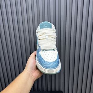 Chaussures décontractées montantes pour homme, style streetwear, à semelle épaisse, avec dégradé blanc-bleu, design plateforme à empiècements en toile et sangle réglable à crochet - Product Image 4