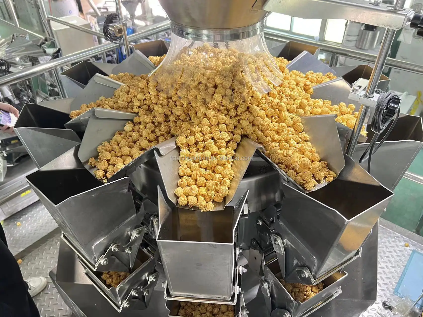 Automatic Multi-head Weigher Vertical chips type potato nuts popcorn nitrogen packing machine