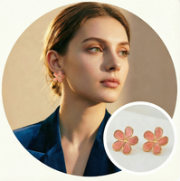 Anting-anting bunga stainless steel anti air, anting-anting daisy sederhana, perhiasan minimalis untuk pemakaian sehari-hari