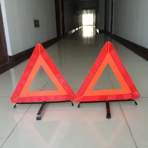 Carro refletor de segurança de trânsito com sinal de aviso de emergência triangular