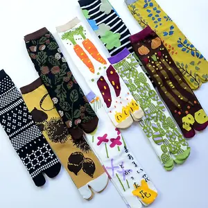 여성 만화 Combed 코 튼 두 발가락 양말 일본 여러 가지 빛깔의 자카드 분할 발가락 양말 꽃 예술 귀여운 중간 튜브 Tabi 양말