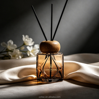 Bouteille diffuseur en verre taillé à facettes de 100 ml en gros avec bouchon en bois et bâtonnets en fibre, logo personnalisé, couleur peinte pour parfum d'ambiance