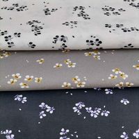 Nouvel Arrivage Tissu Imprimé Numérique 100% Coton 135GSM Bleu Blanc Motifs Floraux Peints à la Main Textile Tissé pour Robe Femme