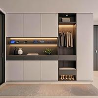 Meuble à chaussures courbé de style Mid-Century avec portes en verre trempé transparent, rangement moderne en bois écologique pour entrée, banc intégré et éclairage LED