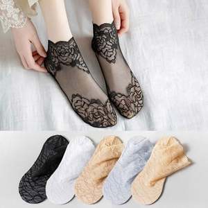 I-0034 Vente en gros de chaussettes courtes en dentelle noire standard respirantes pour femmes, usage quotidien - Product Image 6