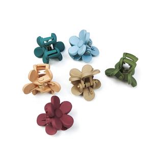 مشابك شعر صغيرة من MIO بحجم 2 سم على شكل زهرة بألوان غير لامعة، مشابك شعر ملونة وجذابة للنساء والفتيات - Product Image 3