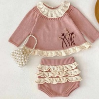 Set Rajutan Bunga Bordir Tangan Bayi 2 Pcs, Atasan Rajut dan Bloomer dengan Renda dan Kerut untuk Bayi Perempuan