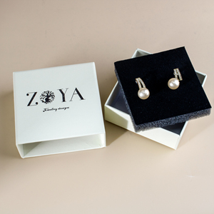 Petite boîte à bijoux personnalisée en microfibre avec sac pour organiser et présenter des colliers et des boucles d'oreilles - Product Image 4