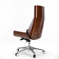 Chaise de bureau de direction en cuir noir à dossier haut, ergonomique, pivotante, avec piètement en bois de noyer courbé et hauteur réglable