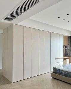 Système de garde-robe moderne et minimaliste, portes coulissantes pleine hauteur, rails dissimulés, vitrine <span class=keywords><strong>intégrée</strong></span> - Product Image 3