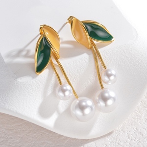 EH028 Nouvelle Mode Boucles d'oreilles créoles à clip en forme de feuille émaillée plaquées or, sans perçage, avec pampilles de perles et feuilles, Bijoux pour femmes - Product Image 3