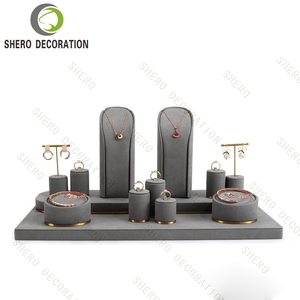 Présentoirs à bijoux en suède gris, personnalisables (logo, dimensions, finition) pour vitrine de bijouterie haut de gamme - Product Image 5