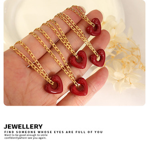 Juego de Joyería de Aretes y Collar con Colgante de Corazón de Acero Inoxidable Chapado en Oro PVD de 18K |   Colgante de Esmalte Rojo |   Joyería de Moda para Mujer - Product Image 6