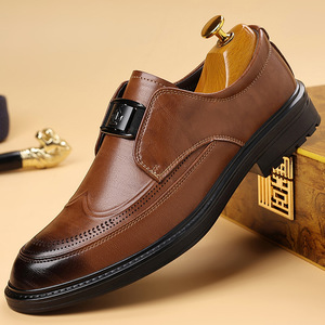 รองเท้าหนังผู้ชาย สีน้ำตาล สีดำ หัวแหลม แบบสวม ปิดด้วยแถบเดียว ลำลอง ธุรกิจ เป็นทางการ ส้นเตี้ย แฟชั่น สำหรับวัยรุ่น อายุ 18-40 ปี - Product Image 1