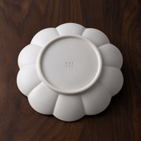 Service de table en céramique à motif Seigaiha traditionnel, forme de pétale, motif vague bleu indigo, assiette et bol en porcelaine pour la cuisine japonaise