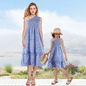 여름 새로운 밝은 파란색 단일 어깨 캐주얼 휴가 꽃 드레스 어머니와 딸 옷 부모-자식 긴 치마