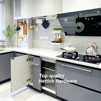 Meuble de cuisine moderne personnalisé en bois avec évier intégré, panneau mélaminé, crédence en contreplaqué et robinet à charnière, idéal pour appartement