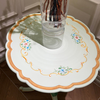 Table d'appoint d'angle de style provincial français Rococo, avec piétement festonné, décorée à la main, motif botanique, dorée et ornée d'acanthes