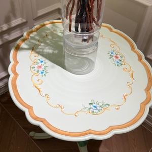 Table d'appoint d'angle de style <span class=keywords><strong>provincial</strong></span> français Rococo, avec piétement festonné, décorée à la main, motif botanique, dorée et ornée d'acanthes - Product Image 2