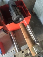 Machine à rouler les tiges, machine à affûter les manches de balais en bois
