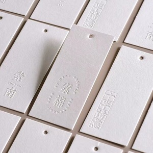 럭셔리 재활용 행택 엠보싱 맞춤 인쇄 행택 종이 의류 행택 자체 로고 브랜드 - Product Image 3