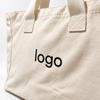 Tas Belanja Kanvas dengan Logo Kustom dan Pegangan Tali Panjang untuk Produk Bermerek yang Terkoordinasi di Rangkaian Studio Yoga.