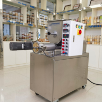 Extrudeuse de pâtes macaroni avec mélange farine-eau pour formes coquille et tube dans la production alimentaire commerciale