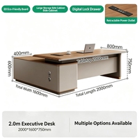 Bureau de direction en L de grande taille avec armoire latérale, prise de courant escamotable, poste de travail en panneau de classe E1