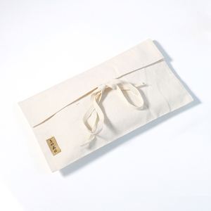 Sac cadeau en coton naturel écologique, durable et doux, avec logo personnalisé imprimé en sérigraphie, avec cordon en nœud, essentiel pour les vêtements - Product Image 2