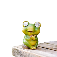 Dekorasi Dalam dan Luar Ruangan untuk Taman, Halaman, dan Rumput dengan Ornamen Resin Katak Mata LED Bertenaga Surya