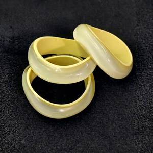 Bracelet en résine fait main et peint à la main, jaune, artisanat artistique, mode, thème ange, bijou portable, objet de collection, Saint-Valentin - Product Image 1