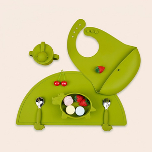Ciotola in silicone con ventosa per bambini, <span class=keywords><strong>set</strong></span> per l'alimentazione dei più piccoli a forma di dinosauro Triceratops con cucchiaio e forchetta, non tossico, senza BPA, ecologico - Product Image 1