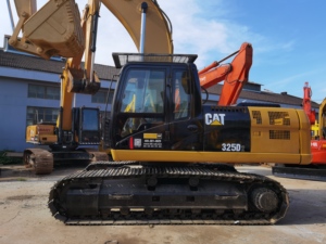 Excavatrice sur chenilles Caterpillar CAT 325D d'occasion, 25 tonnes, d'origine japonaise, peinture d'origine, faible nombre d'heures de fonctionnement, excavatrice d'occasion - Product Image 1
