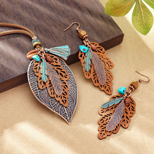 Ensemble collier et boucles d'oreilles feuilles bohèmes en alliage plaqué bronze antique, bijoux de fête pour femmes - Product Image 1