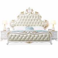 Europäischer Stil Komfortables Luxus-Softbett Gummibaumholzrahmen Mikrofaser-Leder Gepolstertes Kopfteil Goldgeschnitztes Kingsize-Schlafzimmer