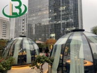 Dôme de glamping de luxe, tente en polycarbonate préfabriquée transparente, chambre ciel étoilé avec salle de bain pour le camping en plein air