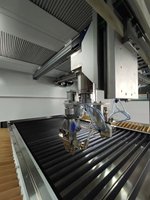Machine de peinture de collage de pulvérisation de colle CNC de porte d'armoire de meubles à bois